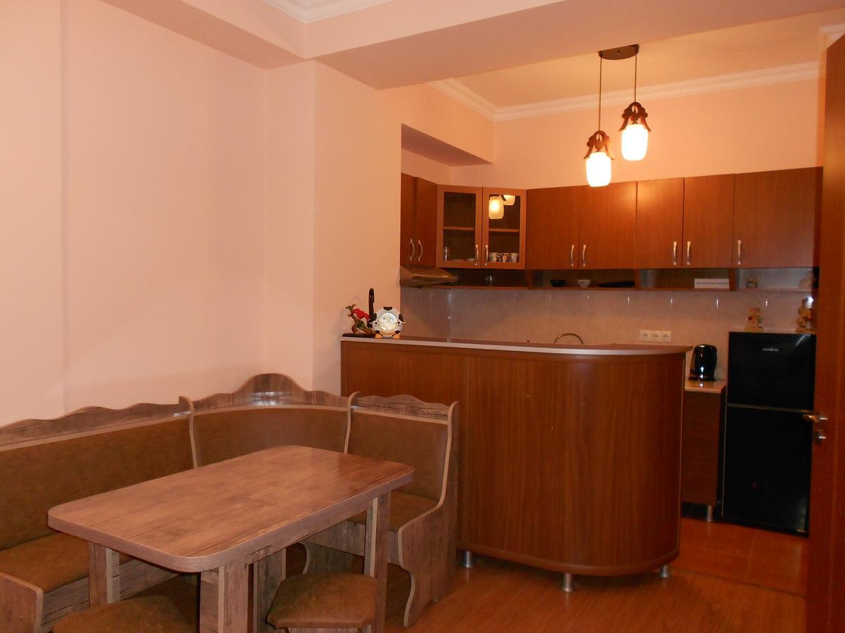 Ucha'S Apartment Batumi Exterior photo